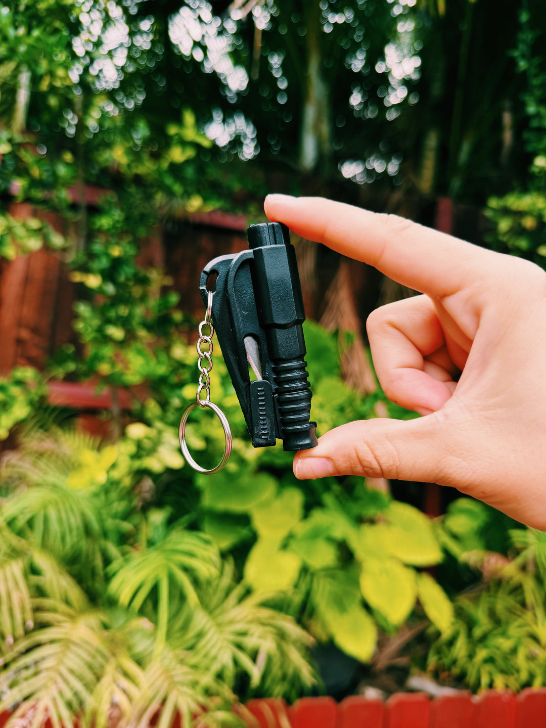 Seatbelt cutter/window breaker keychain